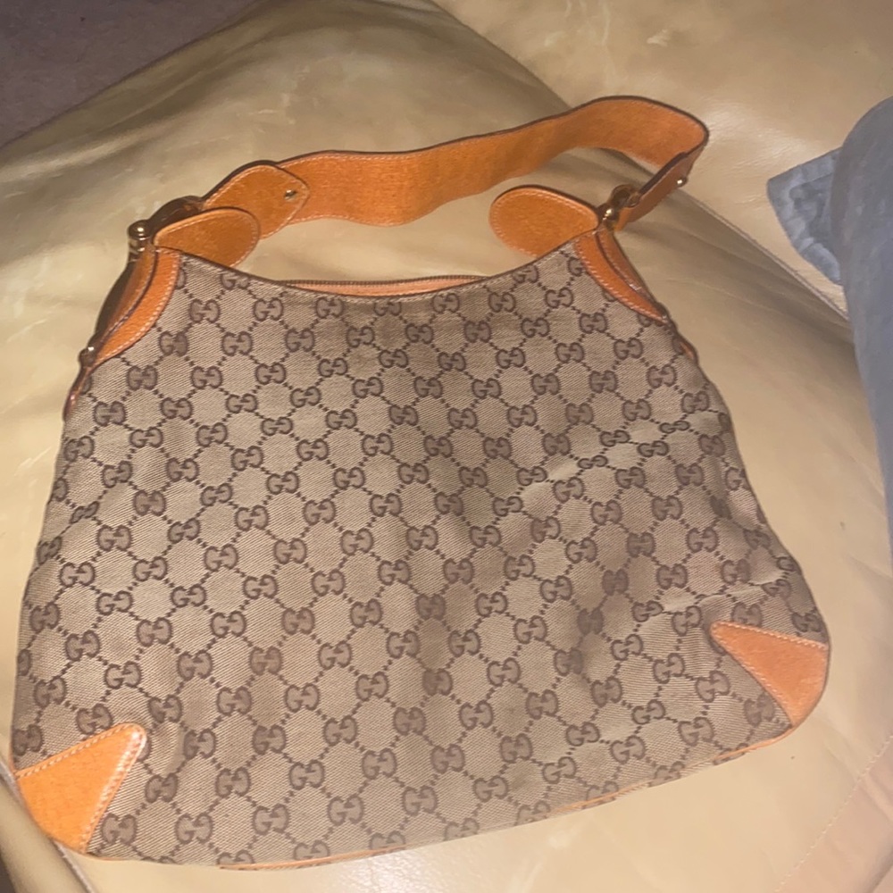 Gucci Hobo, vintage and easy to wear.